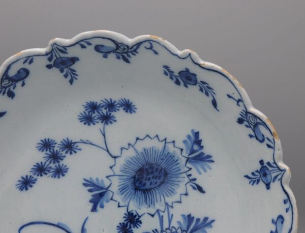 Delft - rare blue and white set of 3 plates with scalloped rim - 18th century