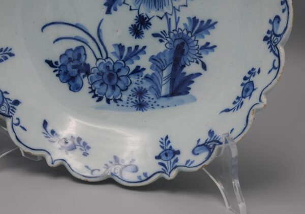 Delft - rare blue and white set of 3 plates with scalloped rim - 18th century