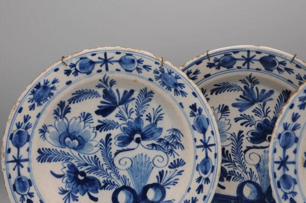 Delft Blue and White - set of 3 'Boerendelft' plates - early 19th century