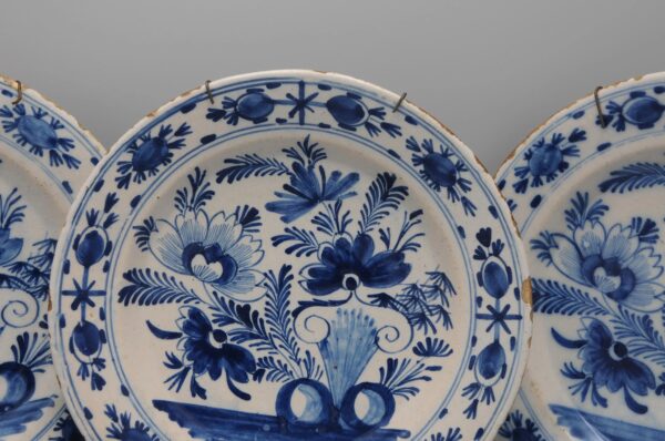Delft Blue and White - set of 3 'Boerendelft' plates - early 19th century
