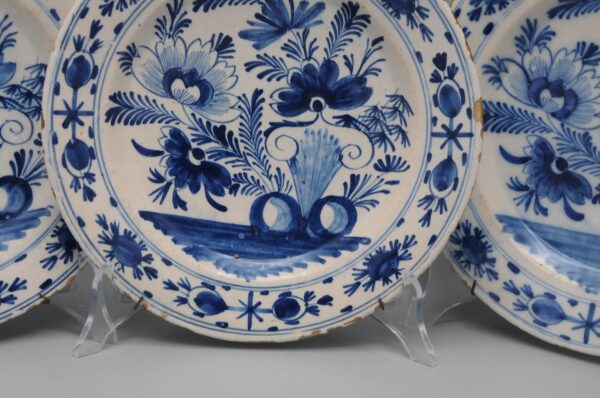 Delft Blue and White - set of 3 'Boerendelft' plates - early 19th century