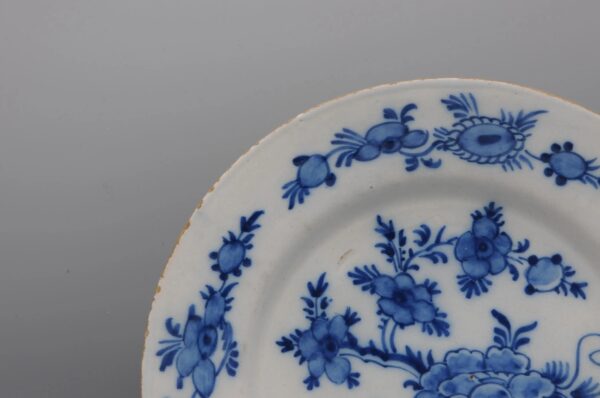 Delft blue and white chinoiserie plate - Mid 18th century