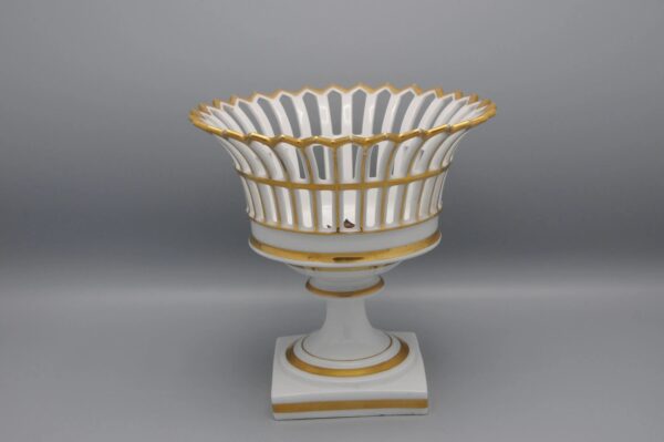 Porcelaine de Paris - Empire gilt reticulated basket, Early 19th century