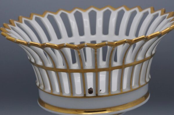 Porcelaine de Paris - Empire gilt reticulated basket, Early 19th century