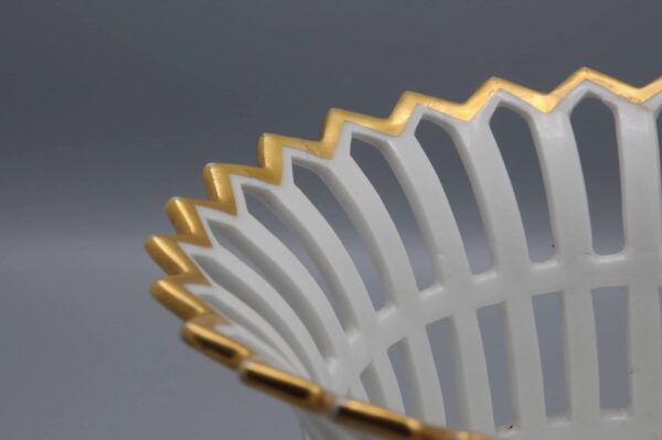 Porcelaine de Paris - Empire gilt reticulated basket, Early 19th century