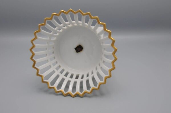 Porcelaine de Paris - Empire gilt reticulated basket, Early 19th century