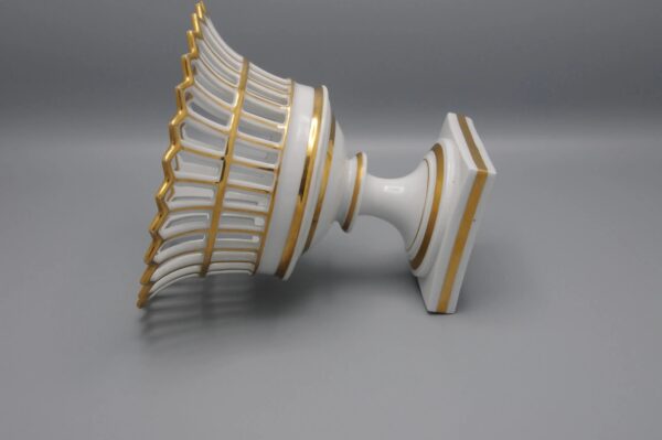 Porcelaine de Paris - Empire gilt reticulated basket, Early 19th century