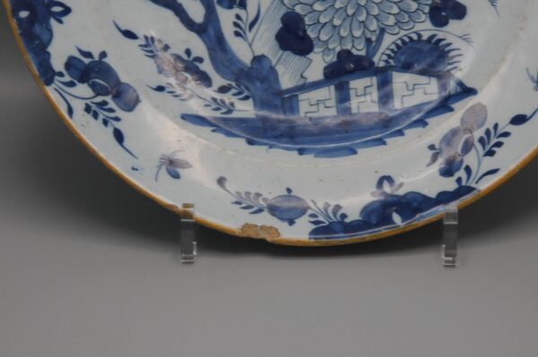 Delft Chinoiserie Charger - De Claauw, mid 18th century