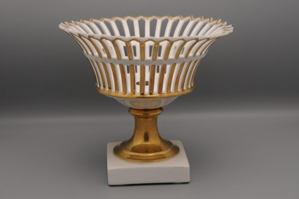 Porcelaine de Paris - Empire gilt reticulated basket, Early 19th century