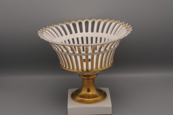 Porcelaine de Paris - Empire gilt reticulated basket, Early 19th century