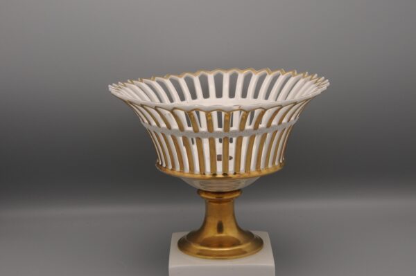 Porcelaine de Paris - Empire gilt reticulated basket, Early 19th century