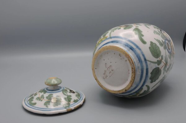 Pesaro - Albarello and cover - decor 'al tacchiolo', 18th century