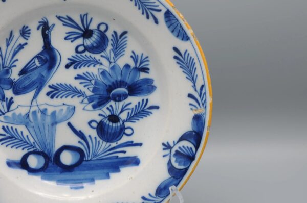 Delft blue and white plate depicting a bird - Early 19th century
