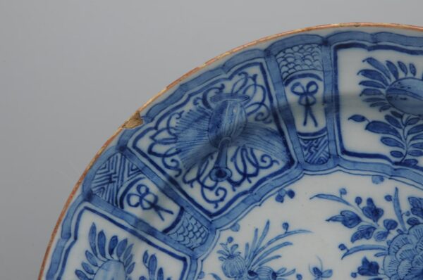 Delft Wanli style dragonfly charger, by "De Metaale Pot", Cornelis Koppens, 1724 - 1757