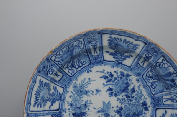Delft Wanli style dragonfly charger, by "De Metaale Pot", Cornelis Koppens, 1724 - 1757