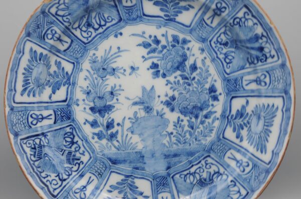Delft Wanli style dragonfly charger, by "De Metaale Pot", Cornelis Koppens, 1724 - 1757
