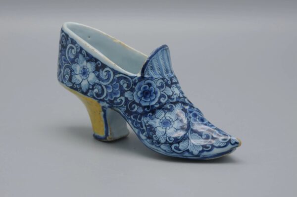 Delft - Polychrome model of a shoe