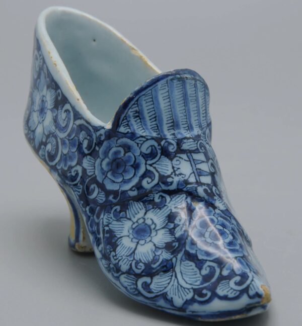 Delft - Polychrome model of a shoe