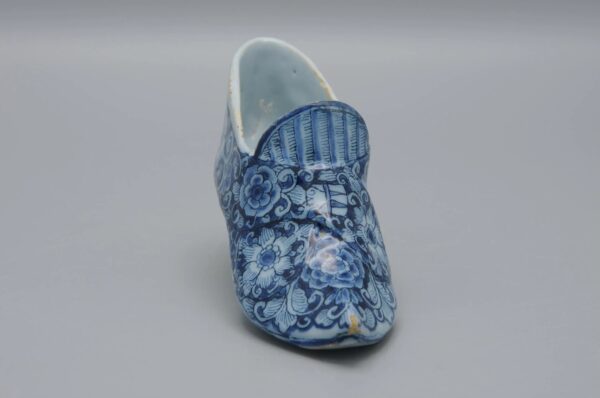 Delft - Polychrome model of a shoe