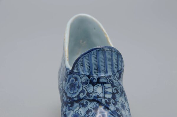 Delft - Polychrome model of a shoe