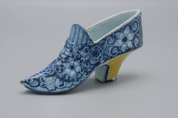 Delft - Polychrome model of a shoe