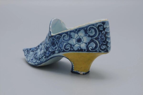 Delft - Polychrome model of a shoe