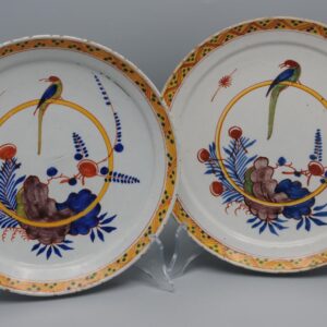 Delft - set of 2 polychrome plates with a Parrot - 18th century