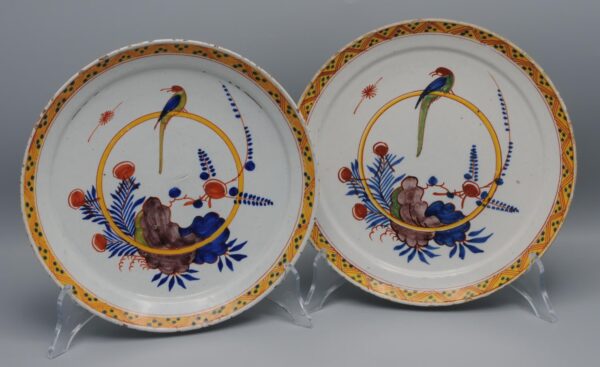 Delft - set of 2 polychrome plates with a Parrot - 18th century