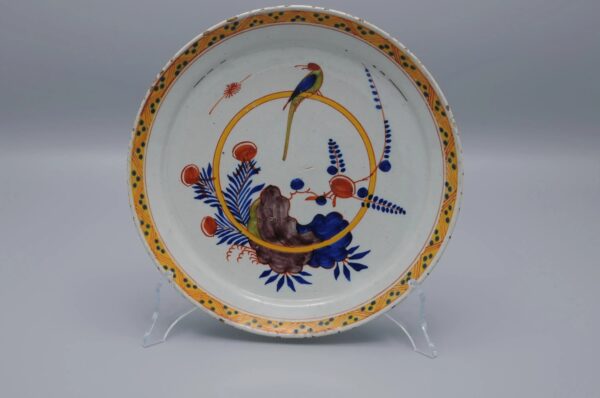 Delft - set of 2 polychrome plates with a Parrot - 18th century