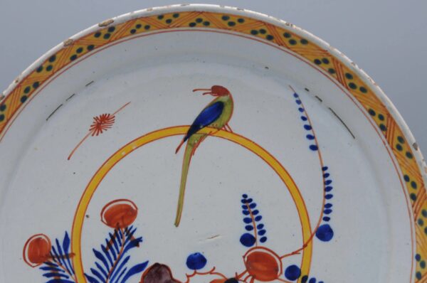 Delft - set of 2 polychrome plates with a Parrot - 18th century
