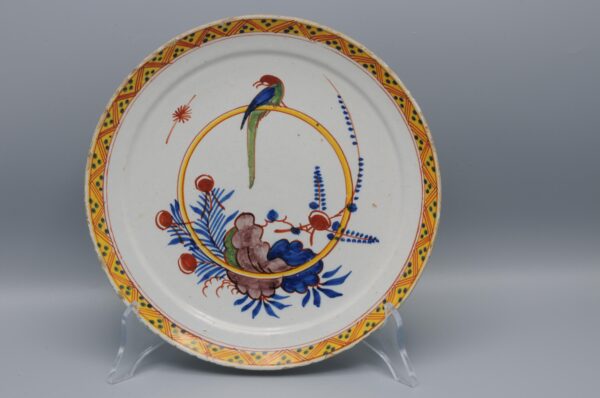 Delft - set of 2 polychrome plates with a Parrot - 18th century