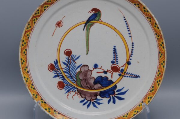Delft - set of 2 polychrome plates with a Parrot - 18th century
