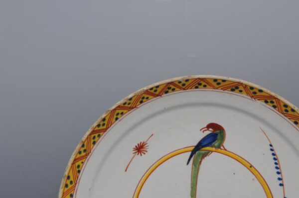 Delft - set of 2 polychrome plates with a Parrot - 18th century