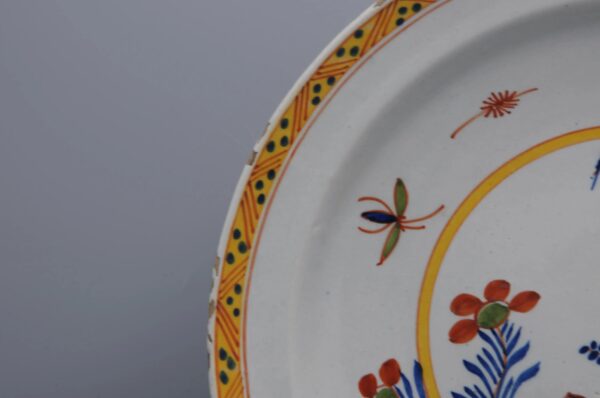 Delft polychrome charger with a Parrot - 1st half 18th century