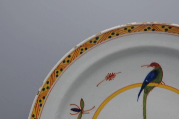 Delft polychrome charger with a Parrot - 1st half 18th century