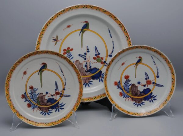 Delft polychrome charger with a Parrot - 1st half 18th century