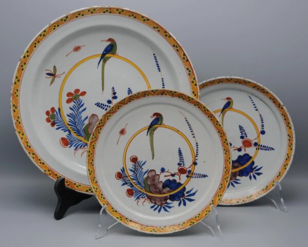 Delft polychrome charger with a Parrot - 1st half 18th century