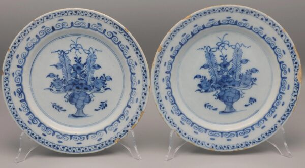 Dutch Delft - pair of Neoclassical Delft plates ca 1800
