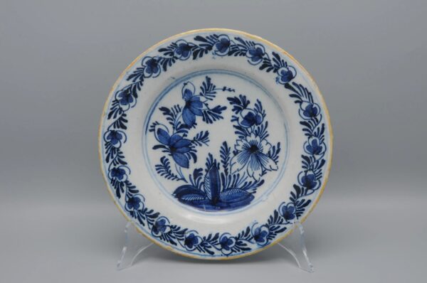 Delft plate with flowers - ca 1800