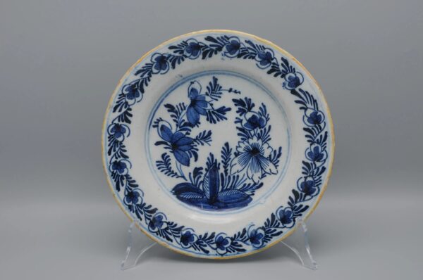 Delft plate with flowers - ca 1800