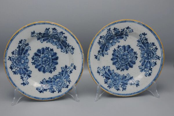 Delft - Pair of floral plates by "The Claauw' - Late 18th century