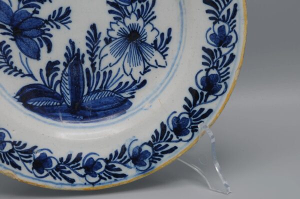Delft plate with flowers - ca 1800