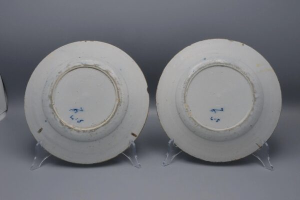 Delft - Pair of floral plates by "The Claauw' - Late 18th century