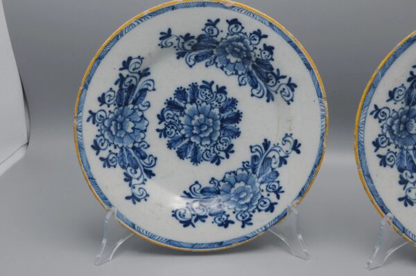 Delft - Pair of floral plates by "The Claauw' - Late 18th century