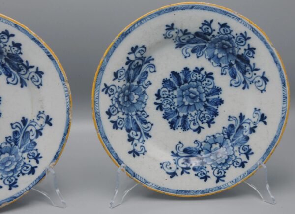 Delft - Pair of floral plates by "The Claauw' - Late 18th century