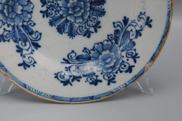 Delft - Pair of floral plates by "The Claauw' - Late 18th century